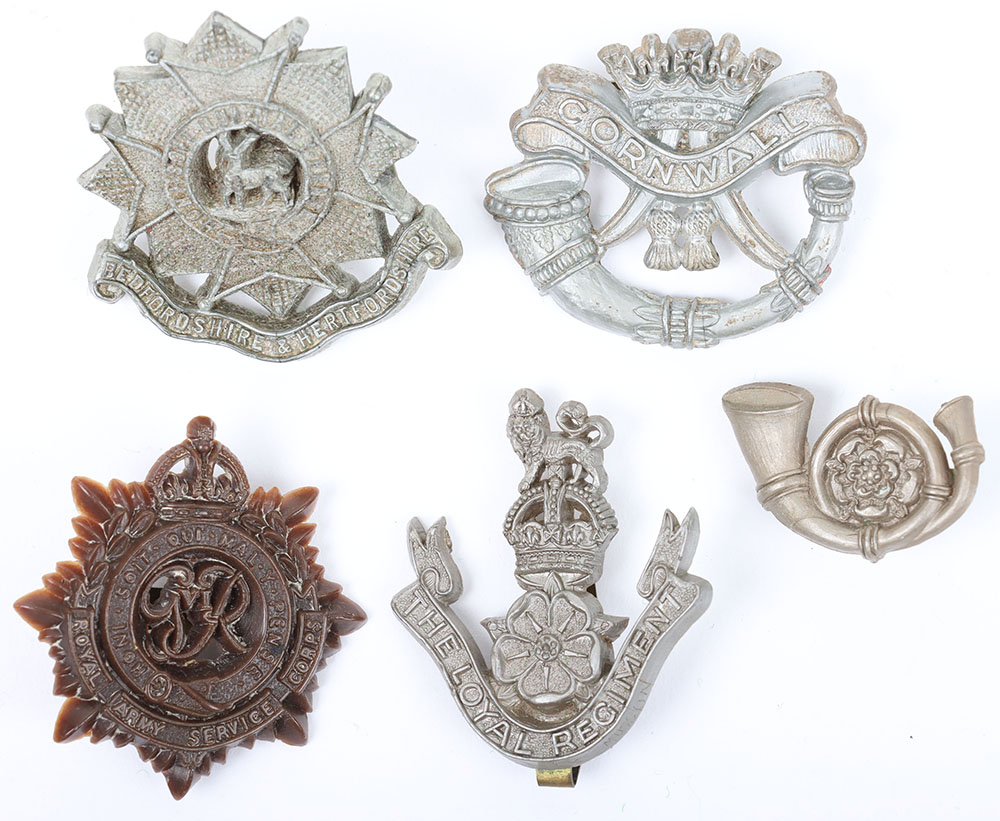 #208 – 5x WW2 British War Economy Plastic Cap Badges