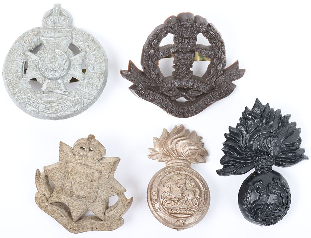 #216 – 5x WW2 British War Economy Plastic Cap Badges