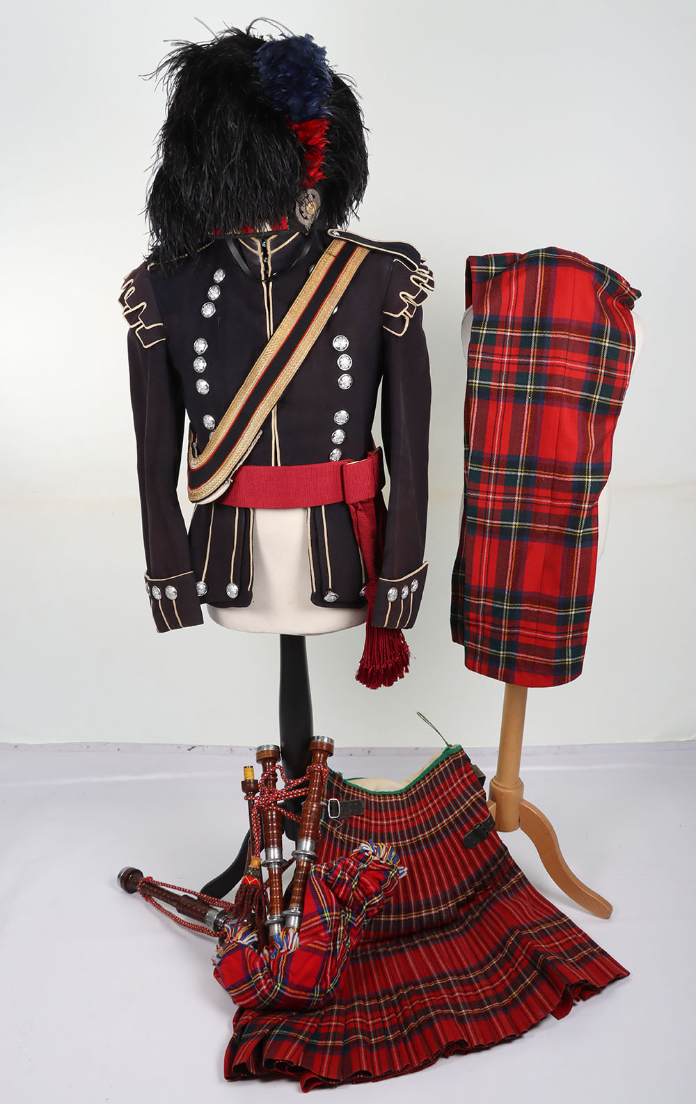 #724 – EIIR Scots Guards Pipers Full Dress Uniform