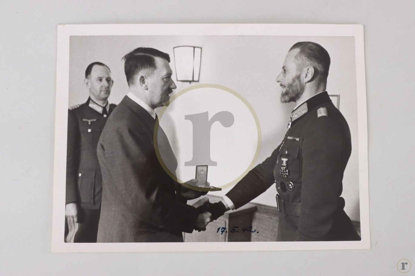 #70-0297 – Scherer, Theodor – press photo Hitler awarding the Oak Leaves