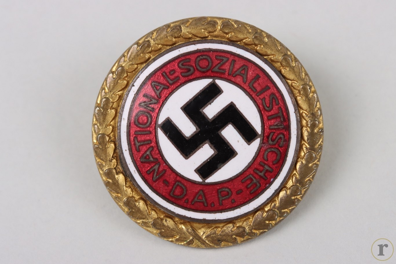 #73-0241 – NSDAP Golden Party Badge ‘33686’ – large type (Deschler)