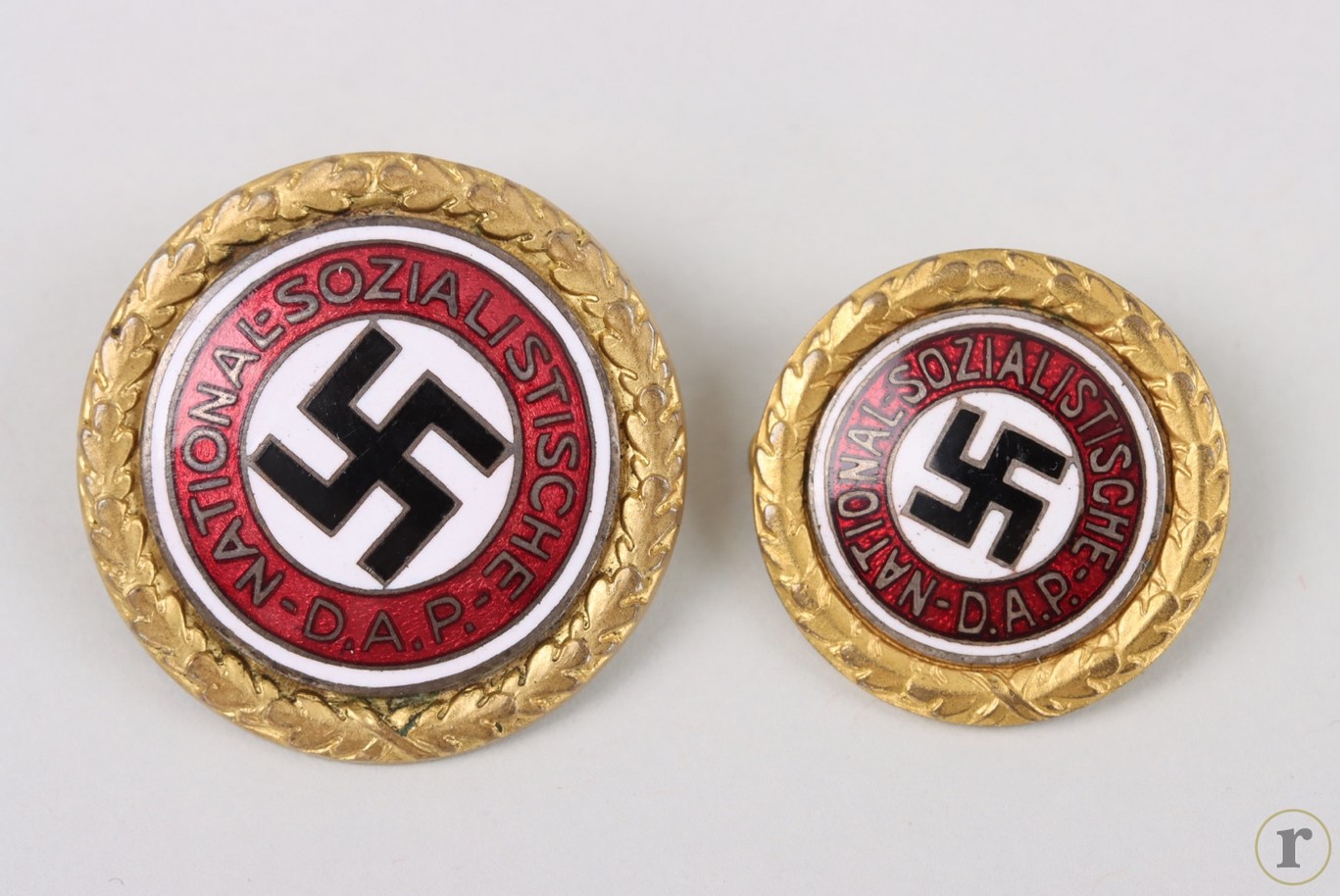 #73-0246 – NSDAP Golden Party Badge ‘90098’ – SET (Deschler)