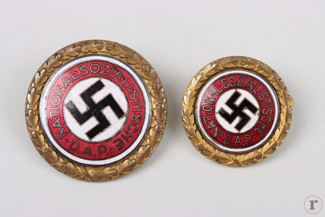 #73-0249 – NSDAP Golden Party Badge ‘87134’ – SET (Deschler)