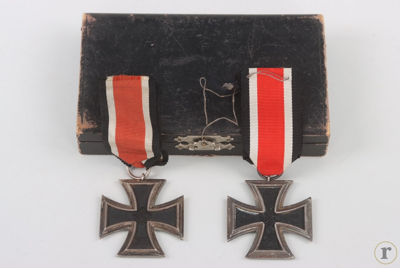 #73-1261 – 2x 1939 Iron Cross 2nd Class + case