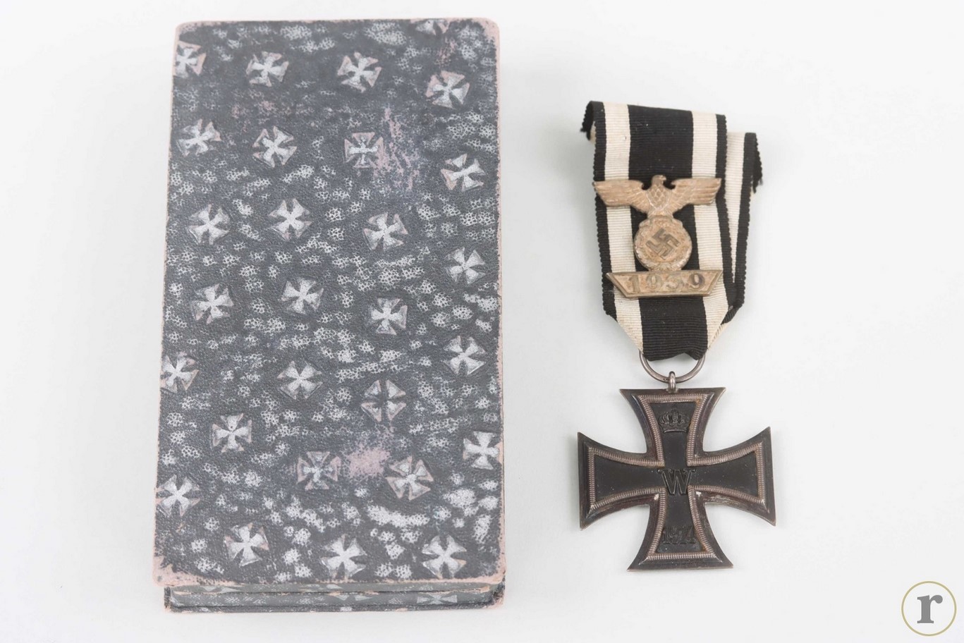 #73-1269 – 1939 Clasp to the Iron Cross 1st Class 1914, 2nd pattern, Iron cross 1914 second class, with case