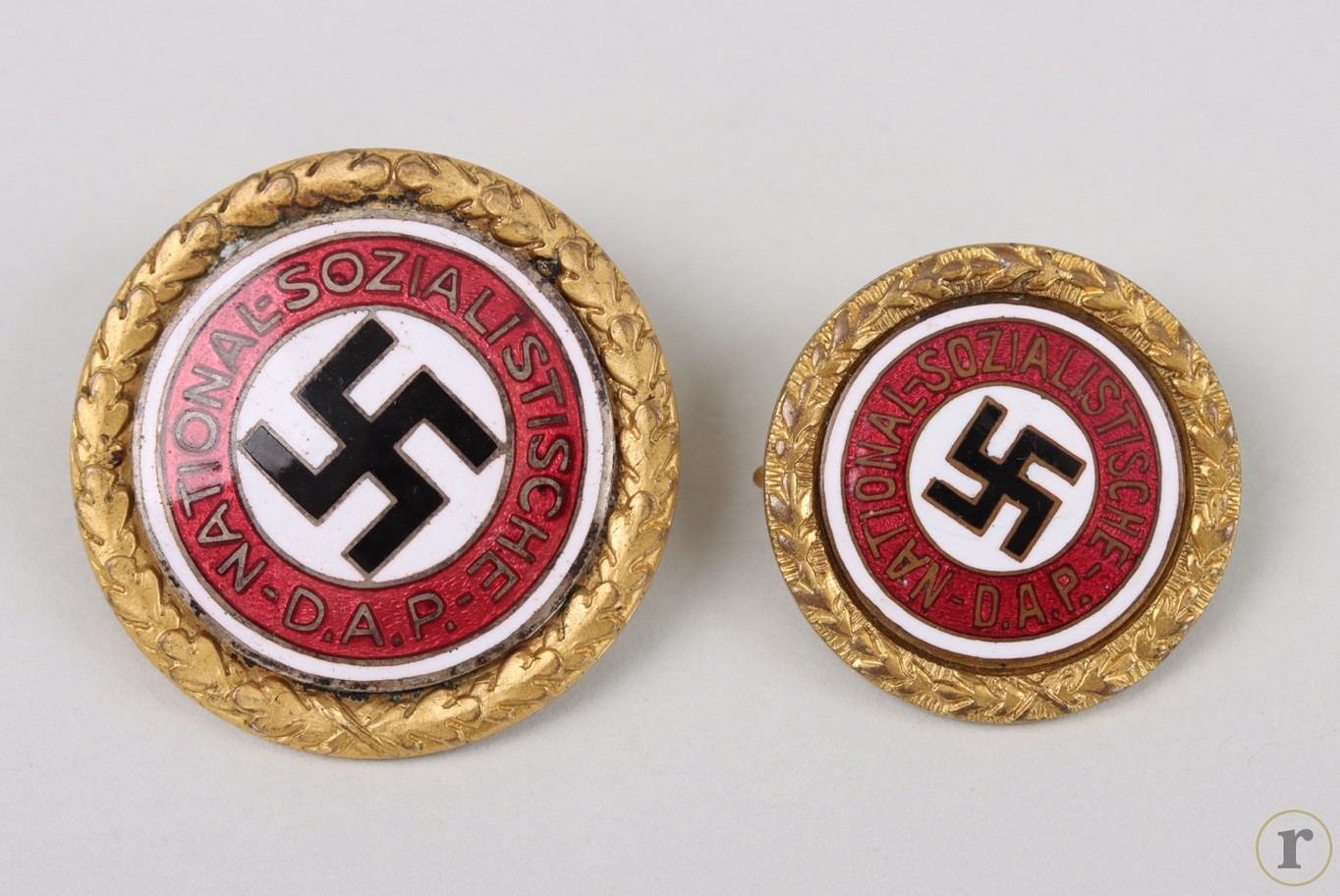 #74-1596 – NSDAP Golden Party Badge ‘24379’ – SET (Deschler & Fuess)