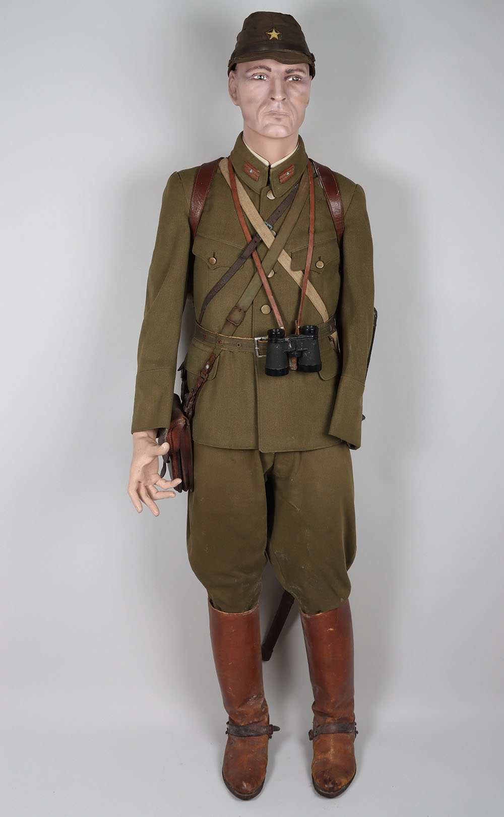 #880 – Fine Full WW2 Japanese Infantry Officers Mannequin Display including Uniform, Equipment, Field Cap and Officers Sword Katana