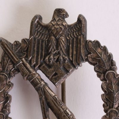 #197 – WW2 German Army / Waffen-SS Infantry Assault Badge in Silver, Deschler Mutant Type